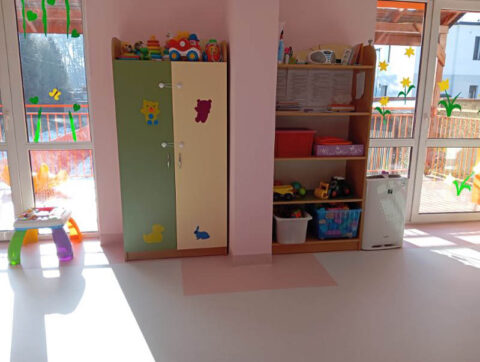 montaż profesjonalnych nawierzchni podłogowych w placówce żłobkowej,